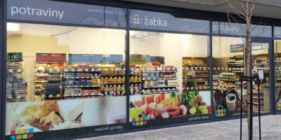 Výloha prodejny Žabka 