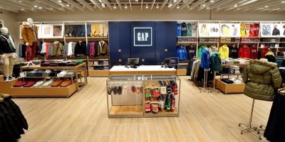 Prodejna GAP s vystaveným zbožím podzimní kolekce 