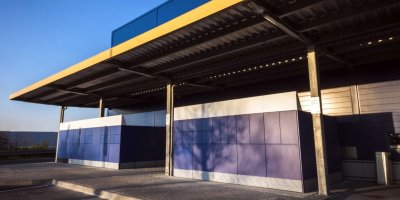 Výdejní boxy IKEA umístěné u jednoho z obchodních domů IKEA