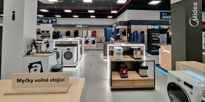 Showroom bílé elektroniky Alza.cz v Chrášťanech, kde jsou vystaveny pračky, myčky, chladničky a další spotřebiče