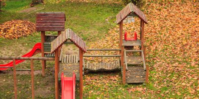 Dětské hřiště na zahradě s napadaným listím