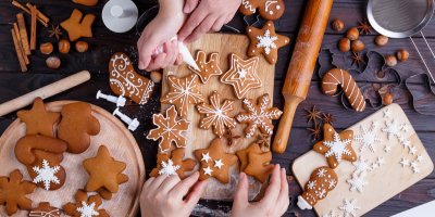 Zdobení čerstvě upečených perníčků