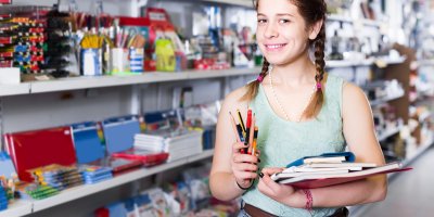 Dívka nakupuje školní potřeby