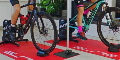 Muž a žena na cyklotrenažéru 