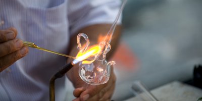 Sklář tvoří výrobek ze skla