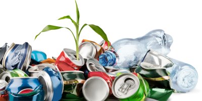 Hromada zmačkaných plechovek a PET lahví