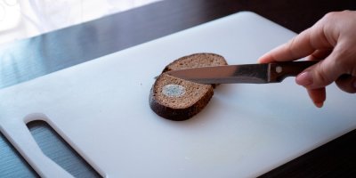 Odkrajování shnilé části z chleba