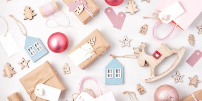 Vánoční ozdoby v pastelově modré a růžové jsou doplněny dřevěnými dekoracemi