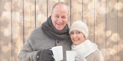 Pár seniorského věku popíjí čaj a usmívá se