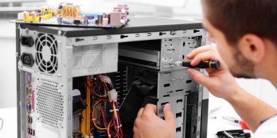 Muž repasuje počítač