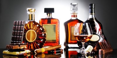 Několik láhví různých druhů alkoholu