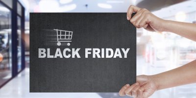 Člověk držící nápis Black Friday