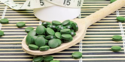 Tabletky chlorely na dřevěné lžíci