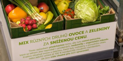 Potravinové bedýnky plné ovoce a zeleniny v prodejně Lidl