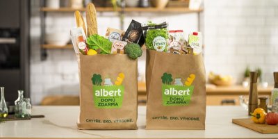 Dvě papírové tašky s nákupem z e-shopu Albert Domů Zdarma