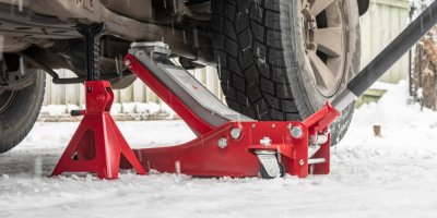 Zvedání auta ve sněhu pomocí heveru