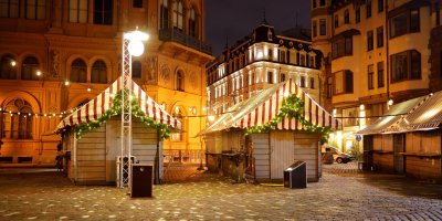 Zavřené stánky na vánočním trhu