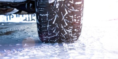 Detail zimní pneumatiky na sněhu
