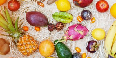 Exotické ovoce na dřevěném podkladu.