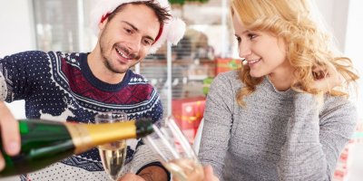 Muž nalévá sekt ženě