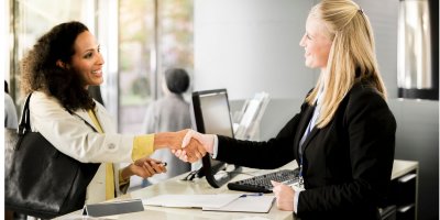 Ženy si třesou rukou u bankovní přepážky