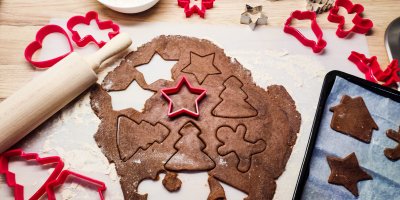 Pohled na vykrajování perníčků na rozváleném těstě