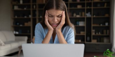 Žena se dívá s nešťastným výrazem na notebook