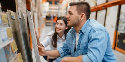 Muž a žena vybírají stavební materiál