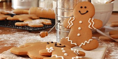 Na pomoučněné kuchyňské lince jsou upečené i neupečené perníčky