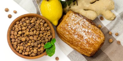 Tygří ořechy v misce, v pozadí pečivo, citron a zázvor