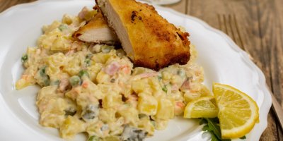 Bramborový salát s řízkem a citronem