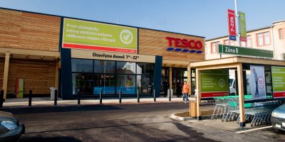 Prodejna Tesco s nápisem: První ekologicky šetrný obchod s nulovou uhlíkovou stopou v Evropě