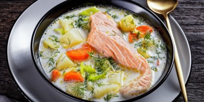 Polévka Lohikeitto s lososem, koprem a kořenovou zeleninou v misce