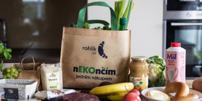 Vratná taška supermarketu Rohlík.cz plná potravin