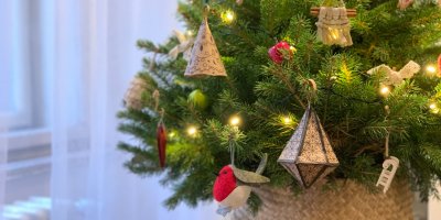 Vánoční stromeček ozdobený ozdobičkami vyrobenými z Rohlíkových tašek