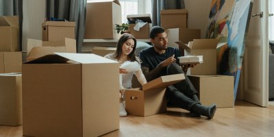 Muž a žena sedí v místnosti plné krabic