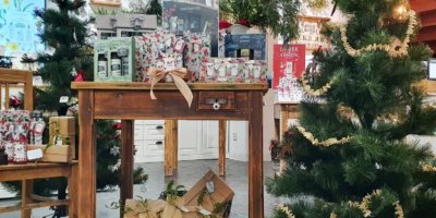 Prodejna Manufaktura s naaranžovaným vánočním zbožím