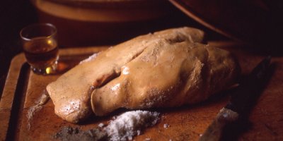 Husí játra, koření a olej na prkénku