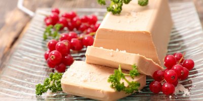 Paštika z foie gras, bylinky, rybíz