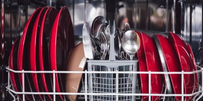 Talíře a příbor v myčce nádobí