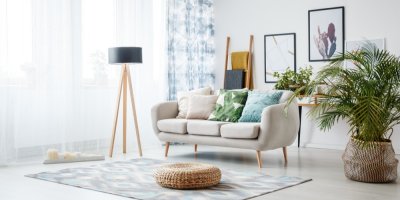 Světlý obývací pokoj s krémovou sedačkou a stojací lampou