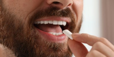 Muž si dává žvýkačku