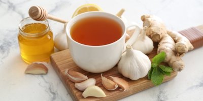 Česnekový čaj, česneky, zázvor, sklenička medu a citron