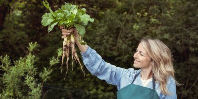 Žena drží čerstvě utržený křen