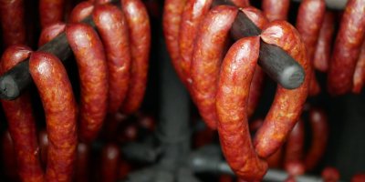 Klobásky v udírně