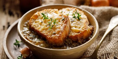 Cibulová polévka v misce