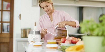 Žena připravuje dětskou stravu v parním hrnci