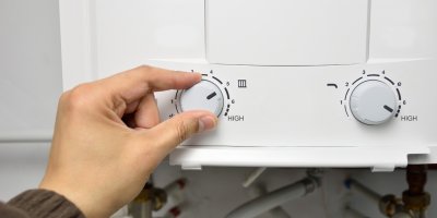 Žena zvyšuje teplotu v kotli