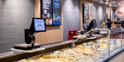 Pult se sýry v prodejně Kaufland