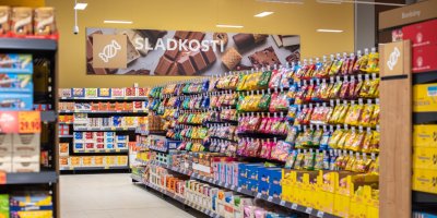 Regály se sladkostmi v prodejně Kaufland